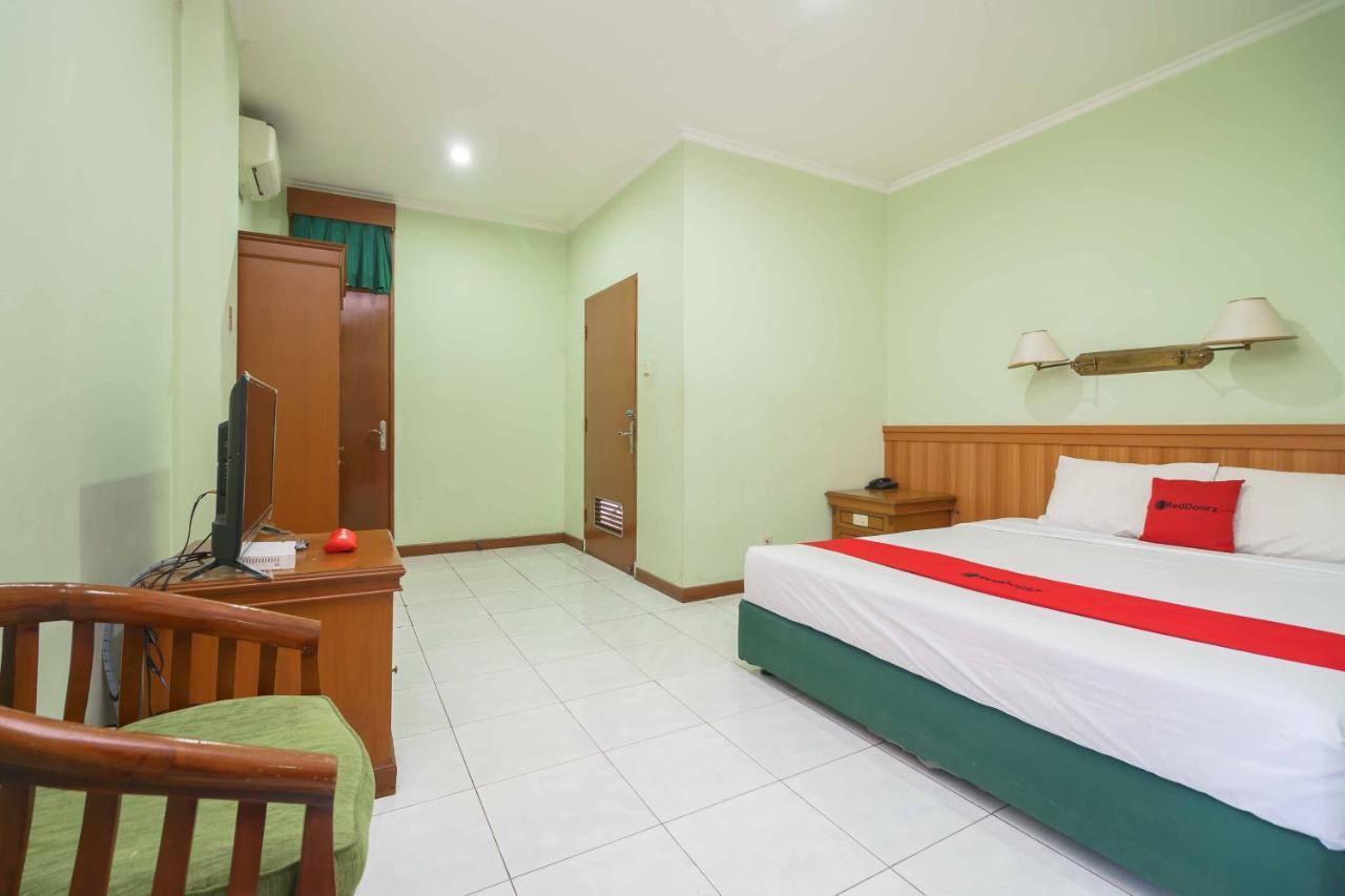 Reddoorz Plus Near Kemang Raya Yakarta Exterior foto