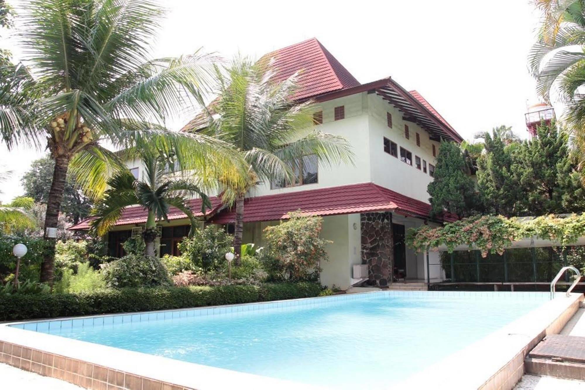Reddoorz Plus Near Kemang Raya Yakarta Exterior foto