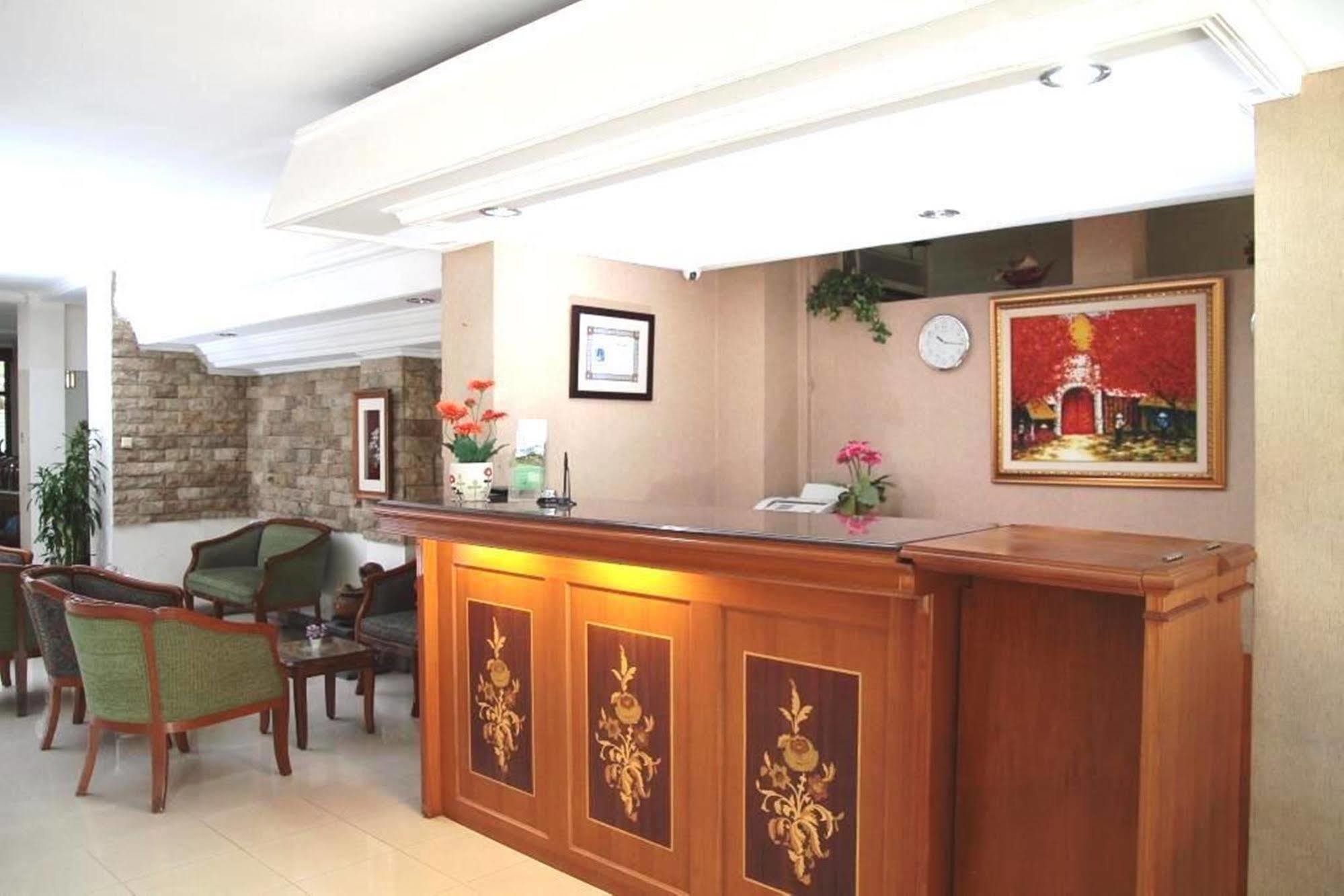 Reddoorz Plus Near Kemang Raya Yakarta Exterior foto